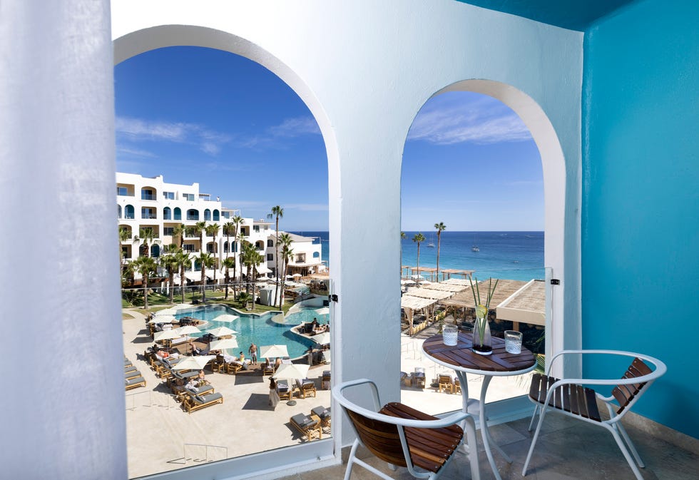 ein Hotel mit Blick auf Felsbogen und Meer