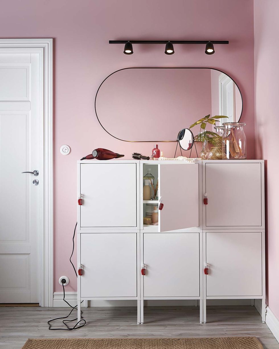 baño rosa con muebles de almacenaje