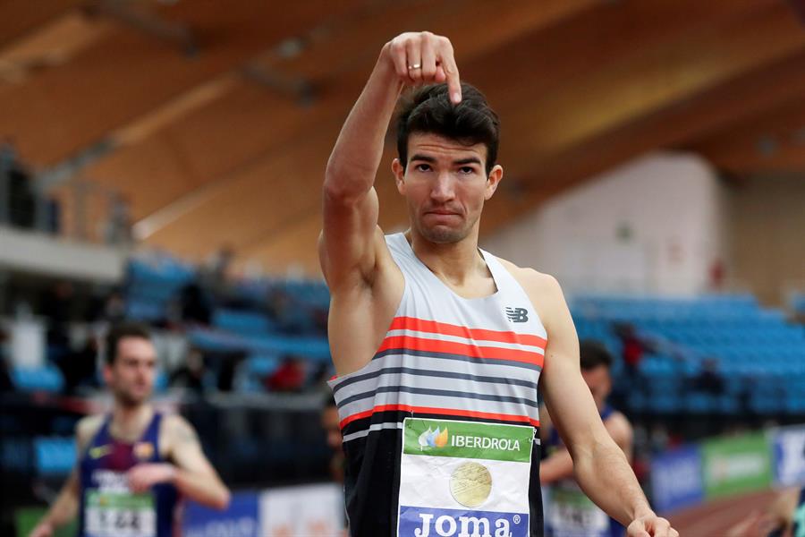 el atleta adel mechaal campon de espana de 3000 metros lisos este domingo durante el campeonato de espana de atletismo en pista cubierta