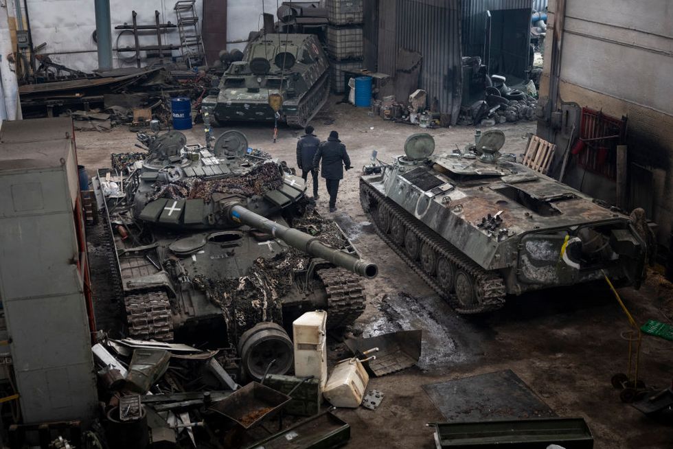 Los ucranianos restauran el equipo militar ruso capturado para su reutilización