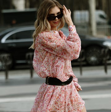 mechas de tendencia mujer con vestido de flores