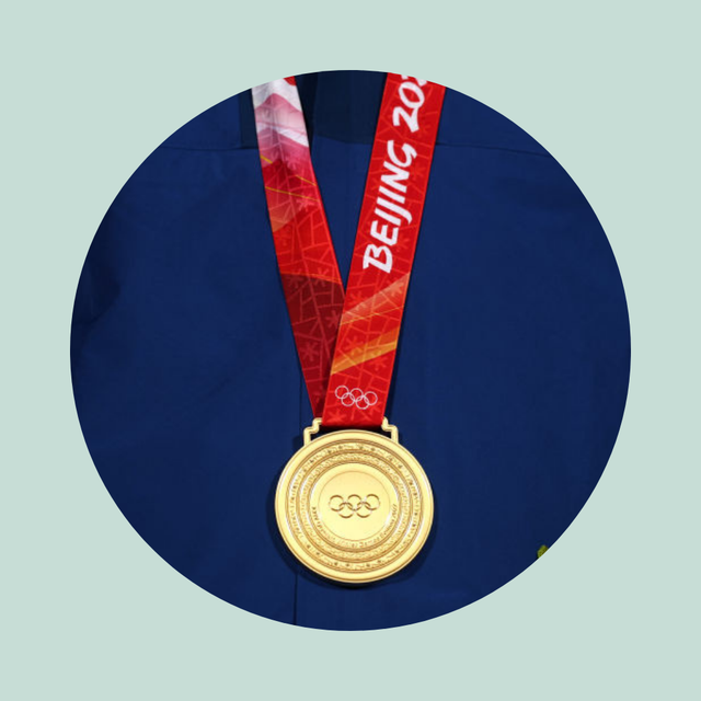 2022年北京オリンピックもいよいよ終盤。選手たちの奮闘する姿やメダルを獲得するまでの努力に勇気づけられる人も多いはず。﻿ 本記事では、金メダルの秘密をお届け。メダルの素材や価値、メダルを噛む理由など、基礎知識をご紹介。