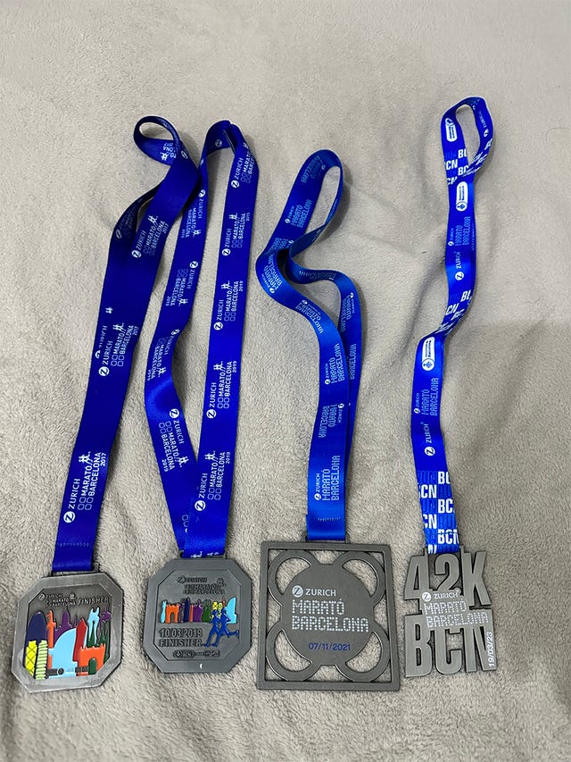 las 4 medallas de adnan conseguidas en el maratón de barcelona