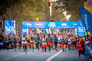 la salida de la carrera popular edreams mitja marató barcelona