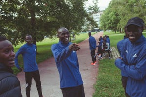 los atletas de adidas prueban el parque letni de praga, sede de la media maratón para estrenar las nuevas zapatillas