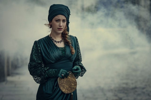 hazal kaya es esra en la serie turca medianoche en el pera palace