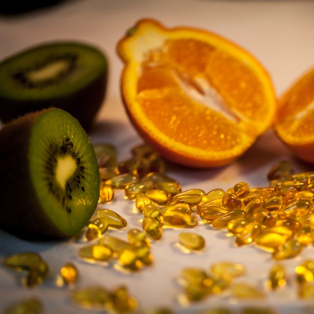 kiwi, sinaasappel en vitaminepillen