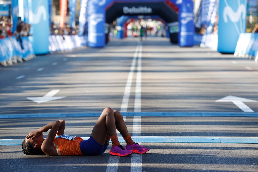 la atleta etíope zewditu aderaw celebra tras cruzar la línea de meta para ganar el medio maratón de madrid en categoría femenina