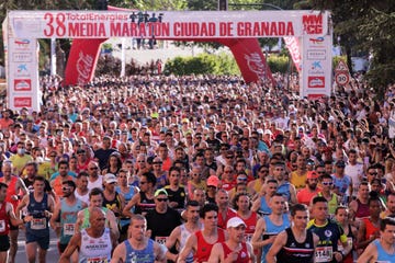 miles de corredores se agrupan en la salida de la media maratón de granada