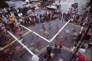 varios corredores participan en un medio maratón bajo la lluvia