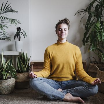 jonge vrouw aan het mediteren in lotushouding