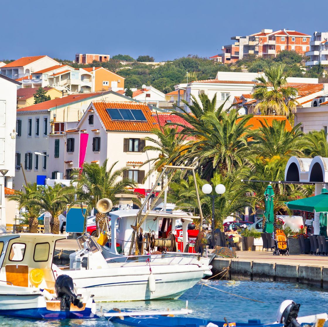 zicht op de kustplaats novalja op het kroatische eiland pag