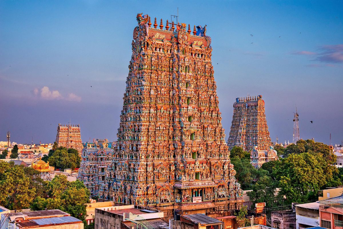 De Minakshitempel in Madurai India 26 november 2015 De deelstaat Tamil Nadu in ZuidIndia heeft een rijke maar relatief onderbelichte geschiedenis waarvan reusachtige tempelcomplexen hardhouten herenhuizen en pittige gerechten getuigen Dit deel van India wordt voor reizigers steeds toegankelijker door de bouw van nieuwe wegen en hotels