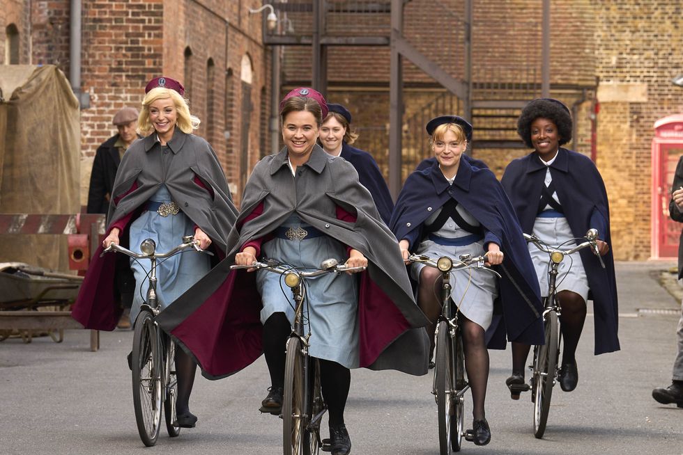 Megan Cusak, Natalie Quarry, Helen George und Renee Bailey in den Rollen auf ihren Fahrrädern am Set von Call the Midwife, Staffel 13