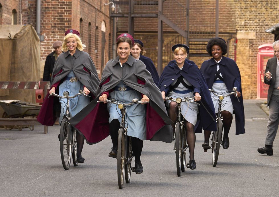 megan cusak, natalie quarry, helen george y renee bailey en sus personajes andando en bicicleta en el set de call the midwife, temporada 13