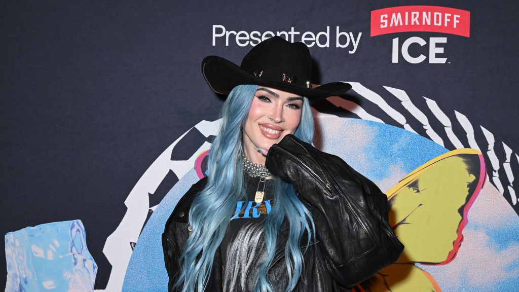 preview for Megan Fox debuts orange hair extensions