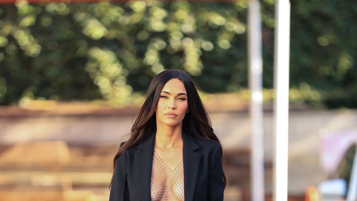 The blazer-with-no-bra look is now a thing