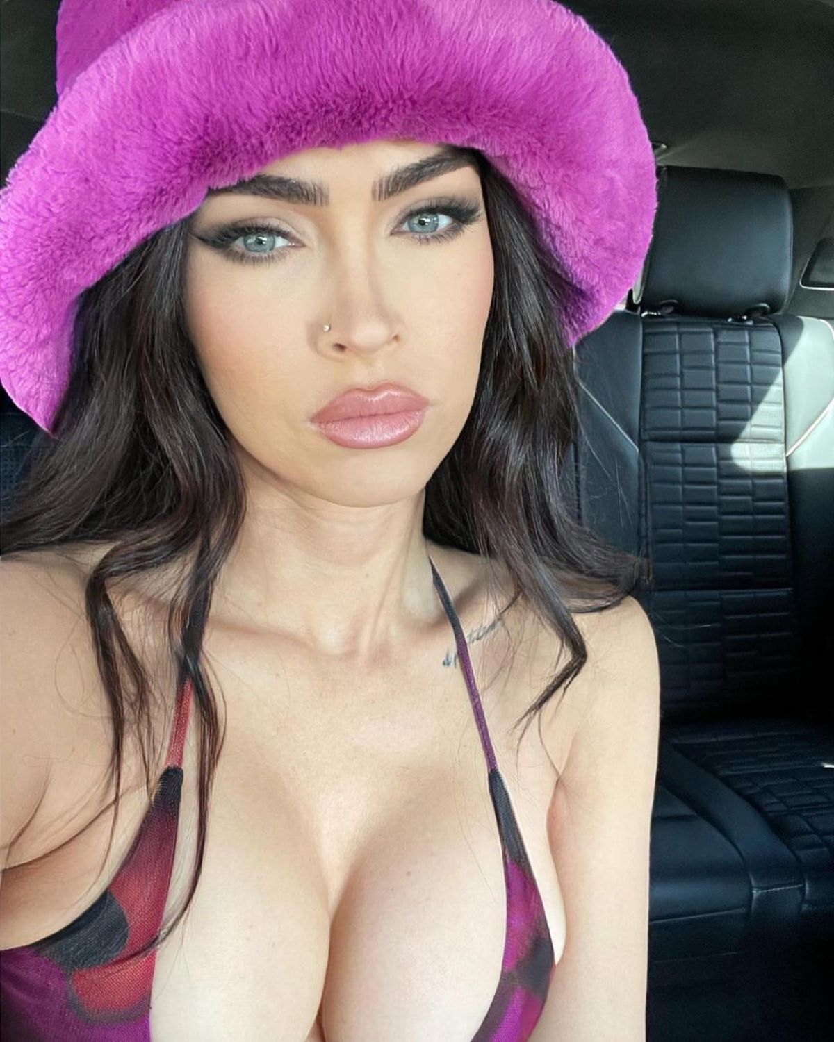 Megan Fox luce un bikini mini naranja en Instagram