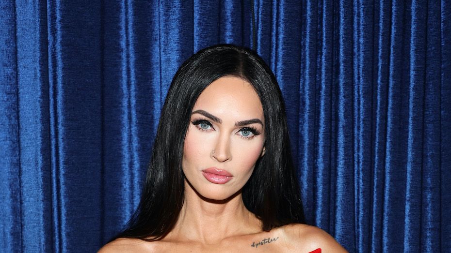 930px x 523px - Megan Fox reacts to accusation she doesn't shave bikini line