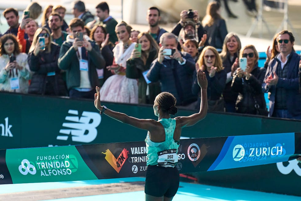 Sabastian Sawe wins the 2025 Valencia Marathon in 20205