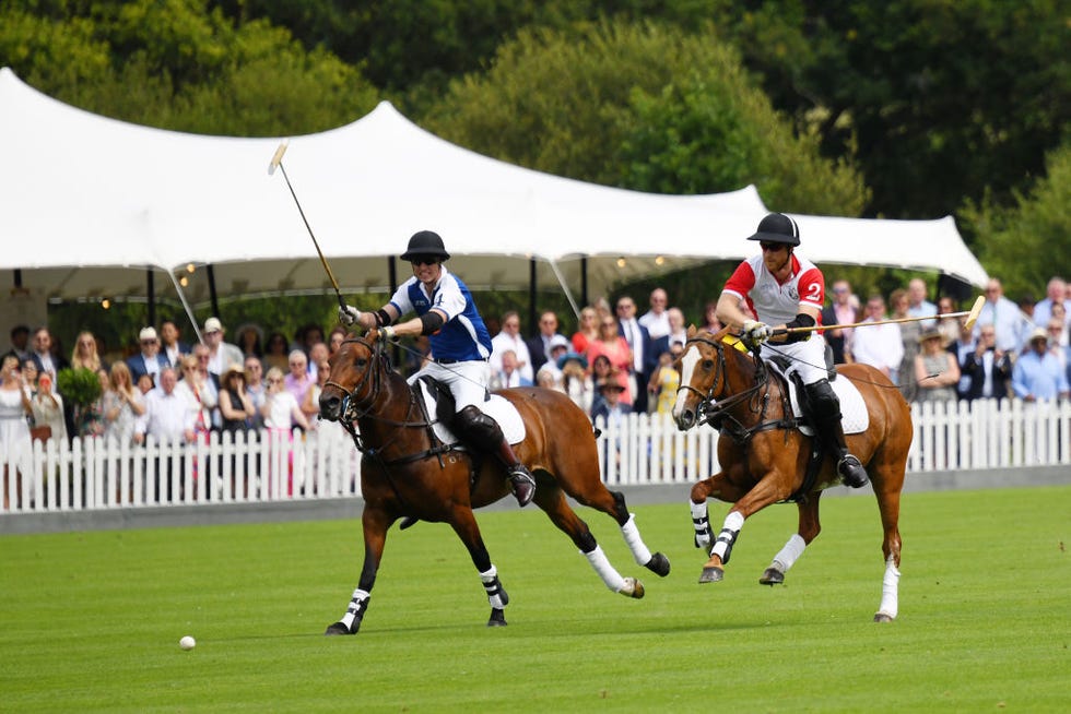 Harry y Enrique durante el torneo de polo