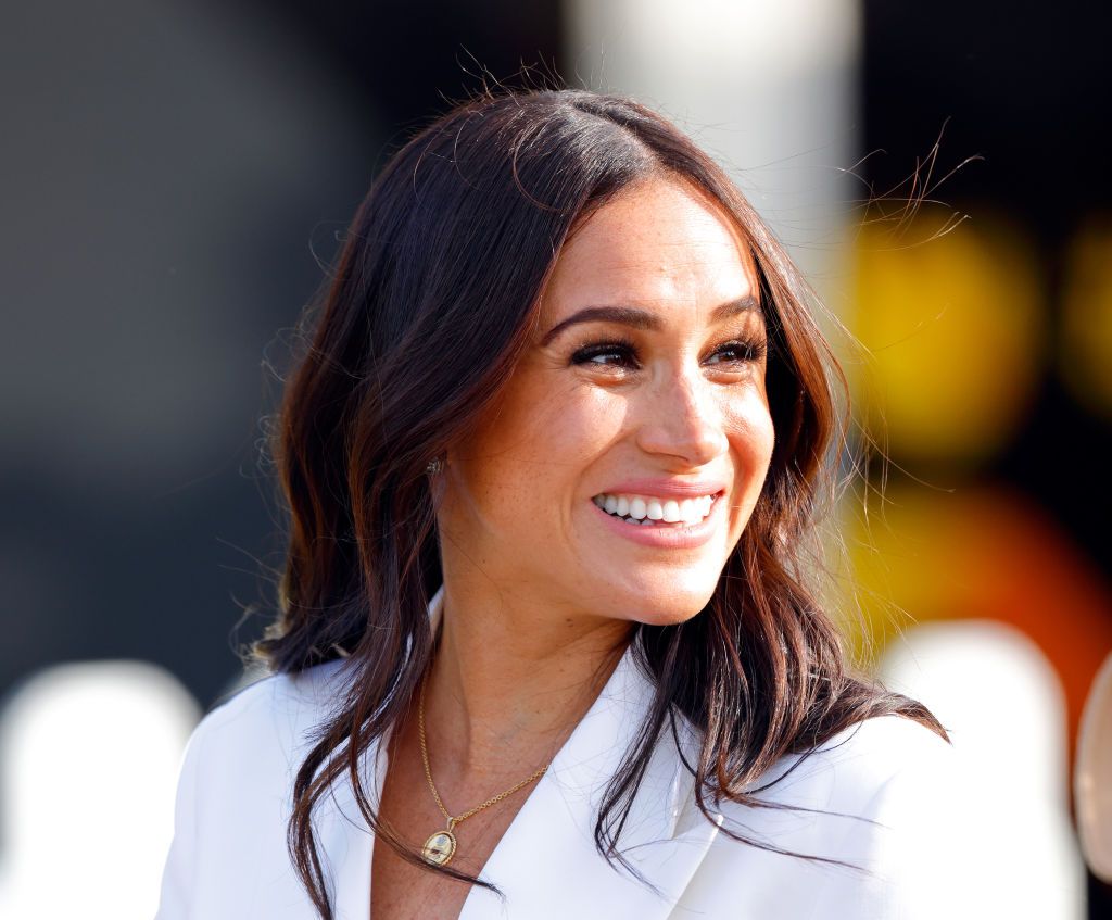 Meghan markle h and m outlet necklace