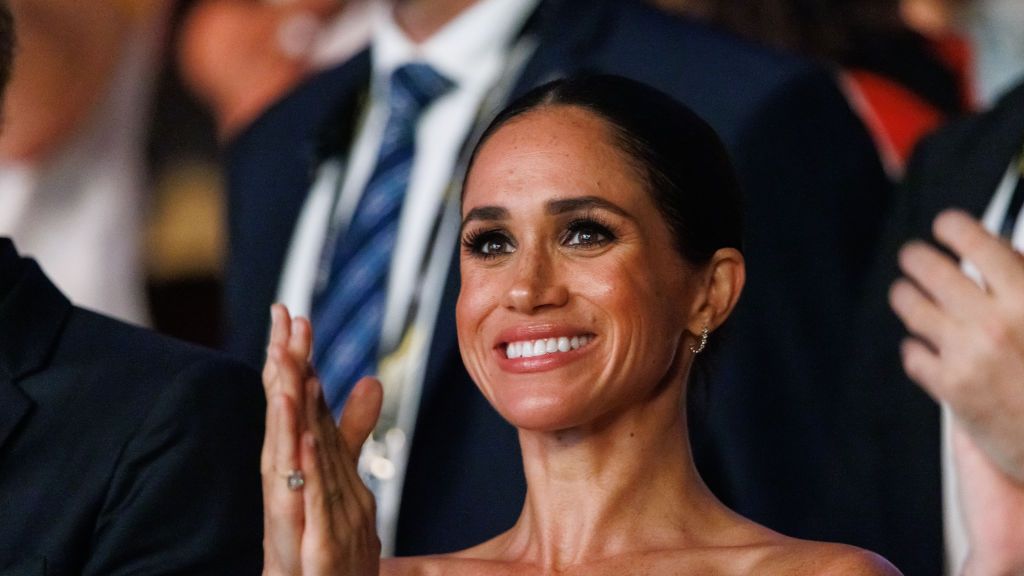 preview for Prince Harry and Meghan Markle leave the Women of Vision Gala