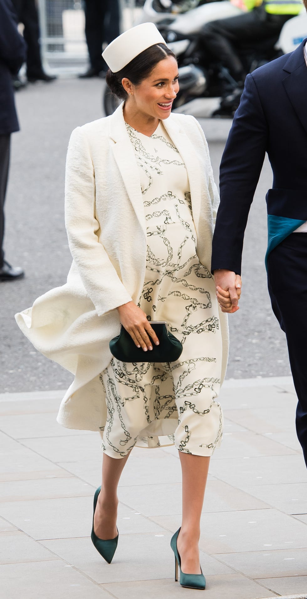 Meghan Markle ya luce ropa premamá en un look clásico pero divino