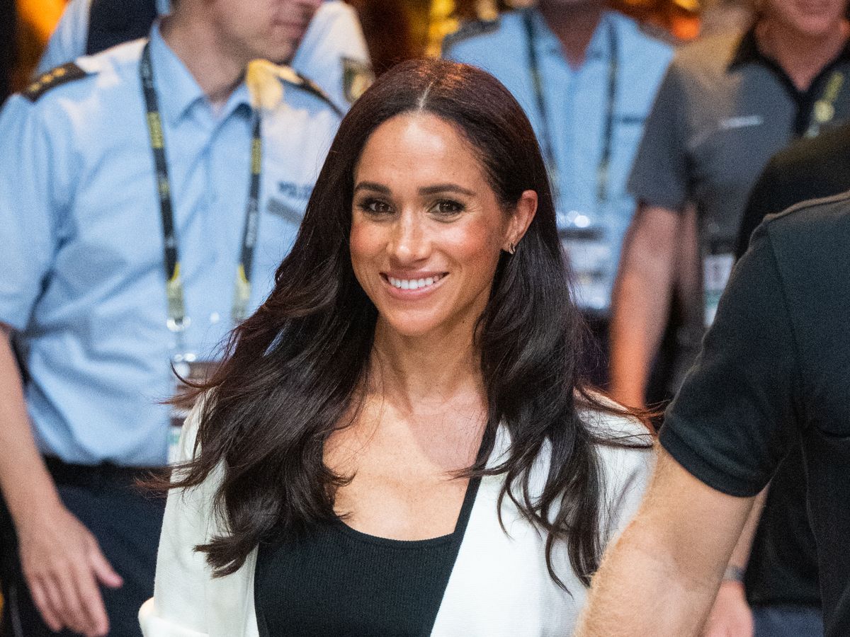 Meghan Markle Wore A Thing: Contrast J.Crew Cardigan With Staud Shorts  Edition - Fashionista