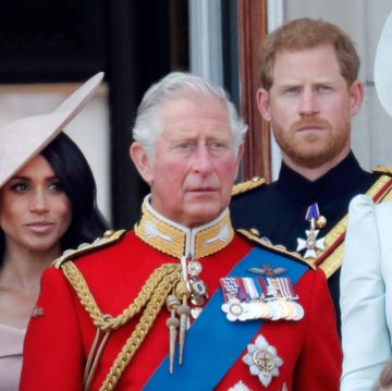 meghan markle, koning charles en prins harry op het balkon van het paleis tijdens trooping the colour 2018