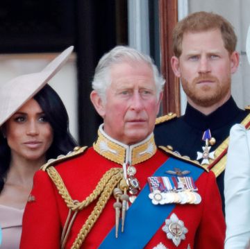 meghan markle, koning charles en prins harry op het balkon van het paleis tijdens trooping the colour 2018