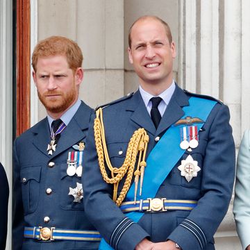prins william, prins harry, meghan markle en kate middleton op het balkon van buckingham palace