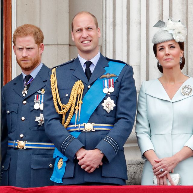 meghan markle, prins harry, prins william en kate middleton staan samen op het balkon van buckingham palace