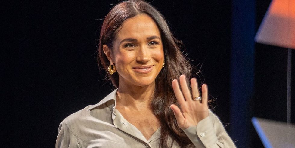 meghan markle with the hand up