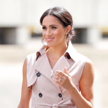 meghan markle during her visit at the nelson mandela centenary exhibition