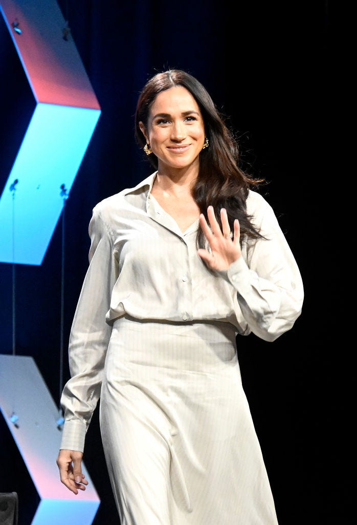 la esposa del principe harry saluda con la mano
