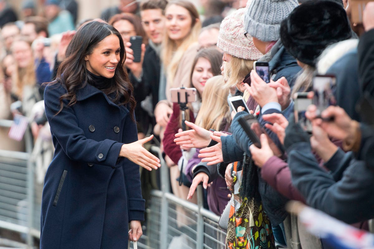 When Meghan pulled out the @strathberry bag, you 𝗸𝗻𝗼𝘄 the outfit was  gonna be 𝙜𝙤𝙤𝙙. And these slideshow is proof of exactly that. 💅🏽👜