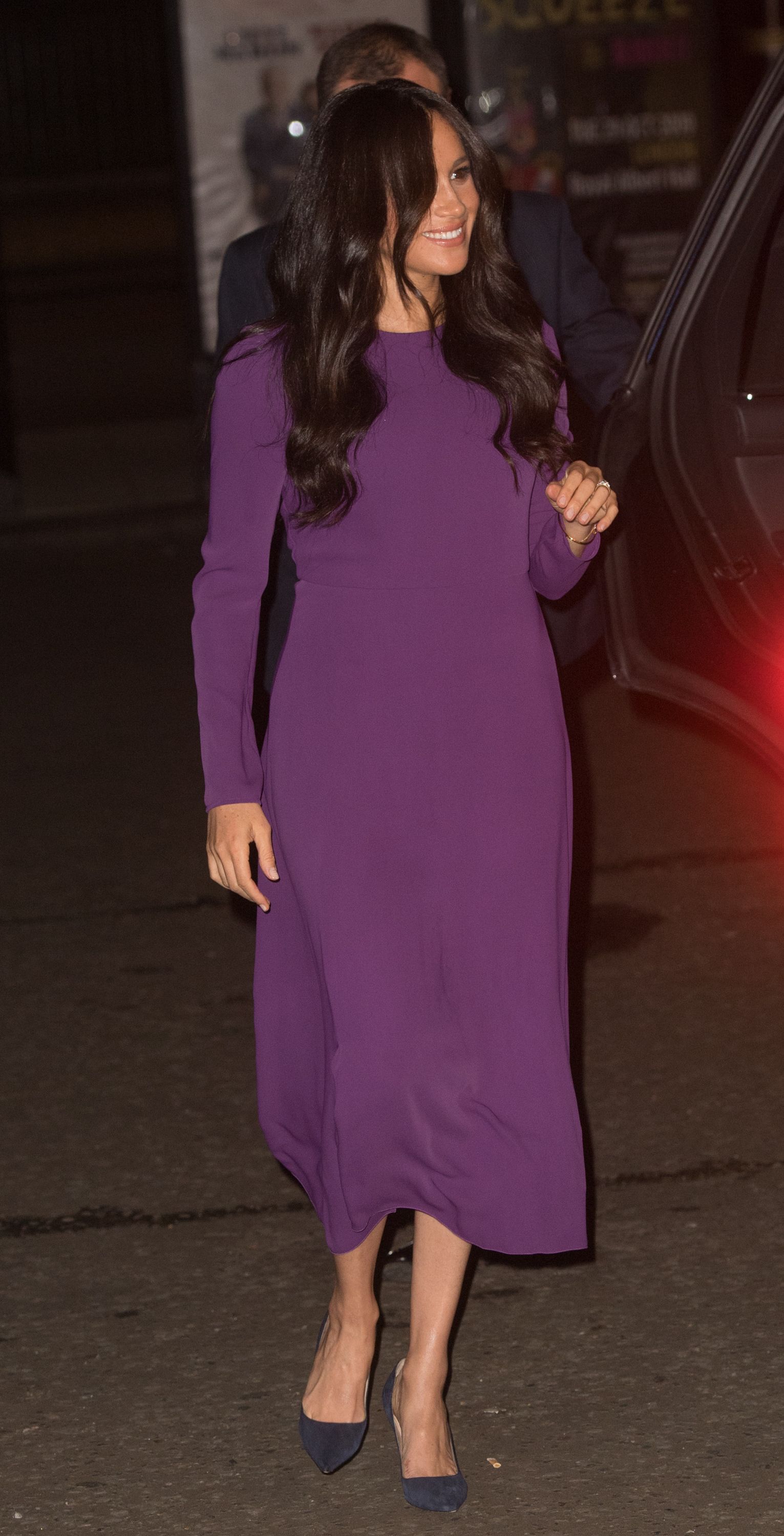 Meghan Markle recupera su vestido midi morado low cost