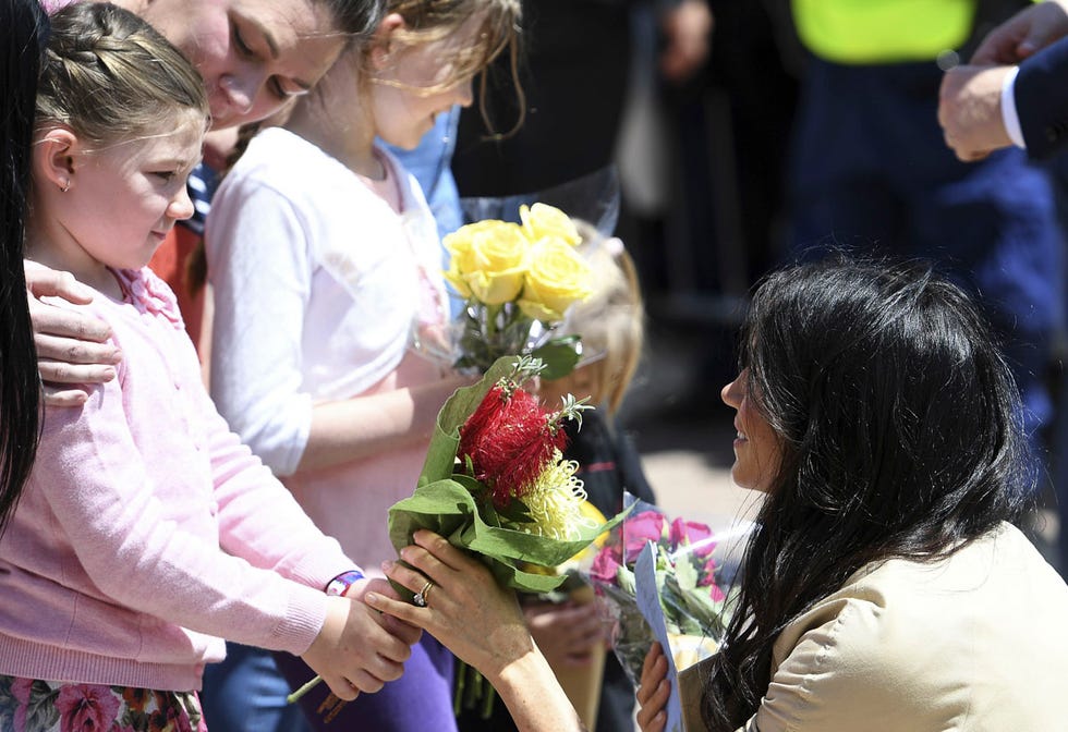 Meghan Markle recibiendo un ramo de flores