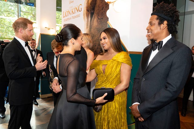 Beyoncé, Jay Z, Meghan Markle, duques de Sussex, principe Harry, Los duques de Sussex coinciden con Beyoncé y Jay Z en el estreno del Rey León, El cariñoso encuentro entre Meghan y Beyoncé, Los duques de Sussex coinciden con Beyoncé y Jay Z en el estreno de 'El Rey León' , Así ha sido el encuentro entre Beyoncé y Meghan Markle en el estreno de 'El Rey León'