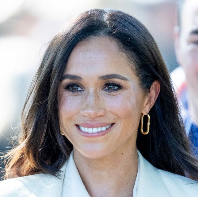 meghan markle smiling at the camera