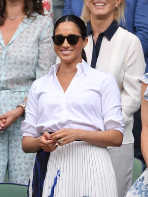 meghan markle con camisa blanca