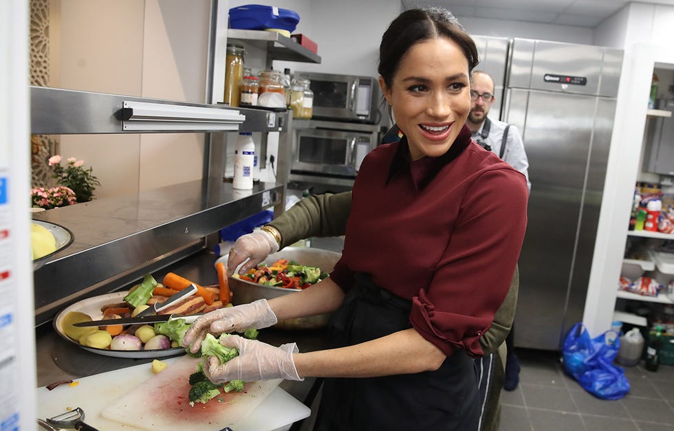 la duquesa de cambridge ha visitado la hubb community kitchen, con cuyos miembros escribió un libro de cocina para ayudar a los afectados por el incendio de la torre grenfell
