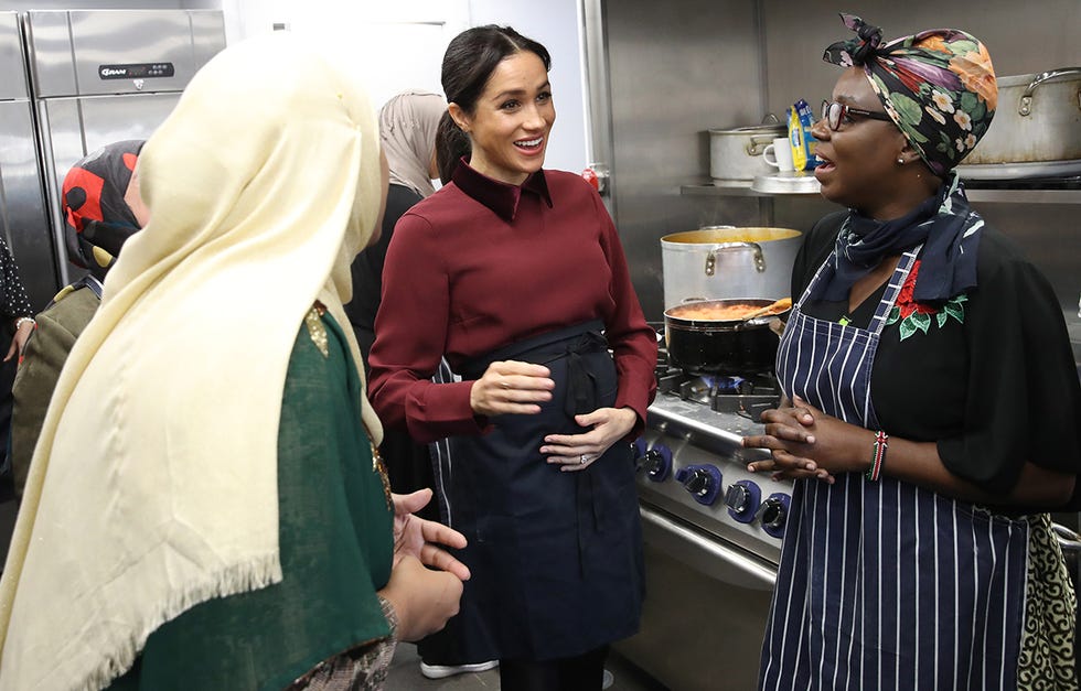 La duquesa de Cambridge ha visitado la Hubb Community Kitchen, con cuyos miembros escribió un libro de cocina para ayudar a los afectados por el incendio de la torre Grenfell.