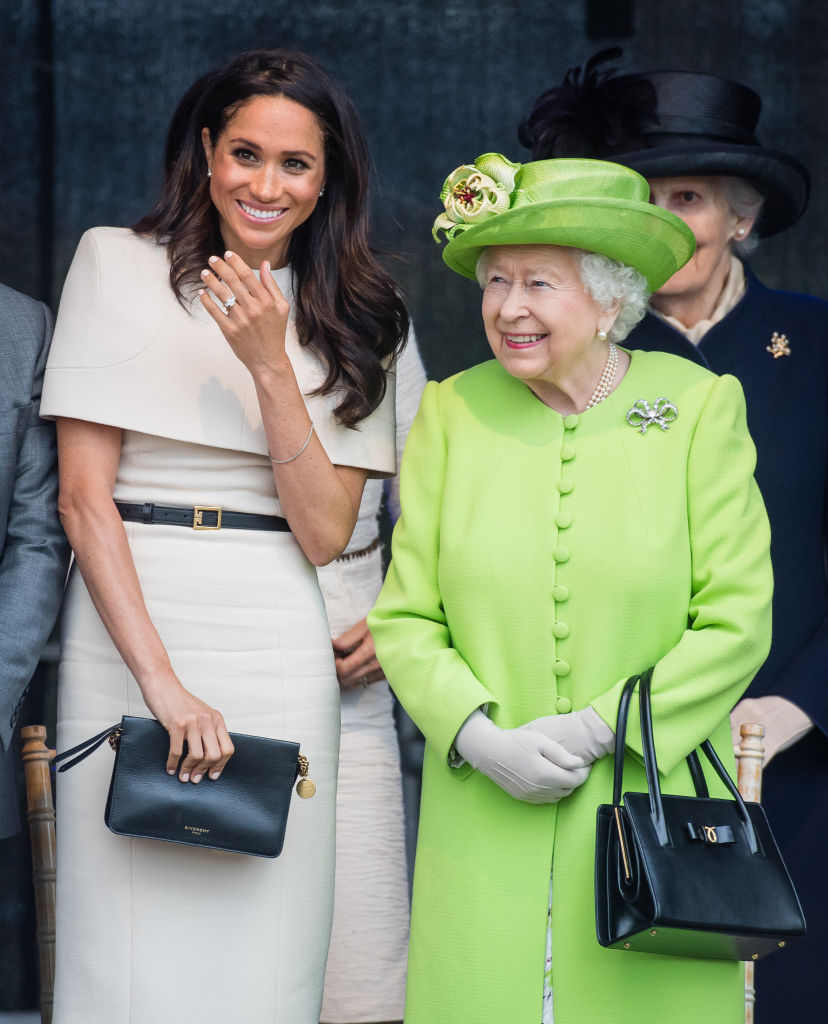 Grazia - MEGHAN MARKLE ha indossato un look fotocopia del 2018: una  bellissima gonna in pelle BOSS. Prima verde bosco e ora bordeaux: voi in  quale nuances la preferite? ➡️