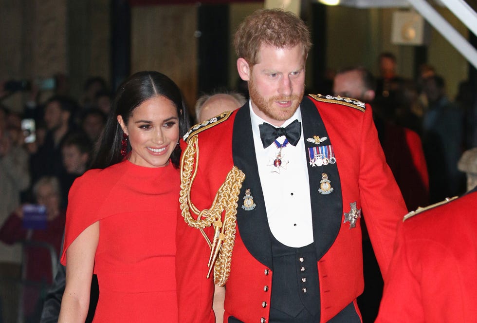 Red, Fashion, Event, Suit, Formal wear, Carpet, Outerwear, Red carpet, Ceremony, Premiere, 