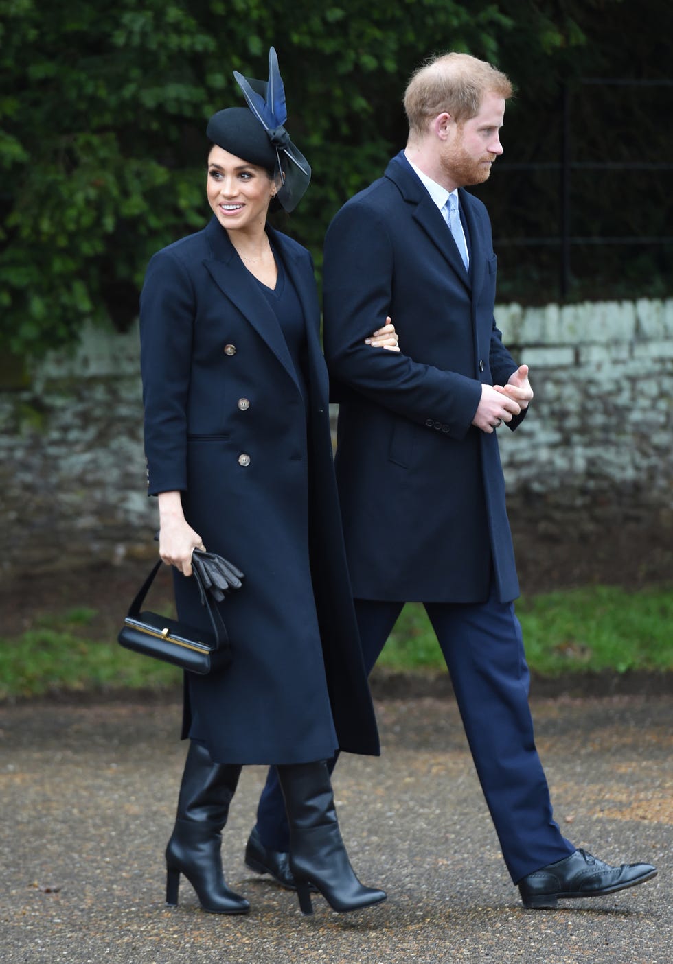 Familia Real inglesa, Kate Middleton, Meghan Markle, Príncipe Carlos, Príncipe Guillermo, Príncipe Harry, reina Isabel II,  princesa Eugenia, Jack Brooksbank, Kate Middleton y Meghan Markle ponen fin a los rumores de distanciamiento, La Familia Real británica celebra la Misa de Navidad de Sandringham, Kate y Meghan ponen fin a los rumores de crisis