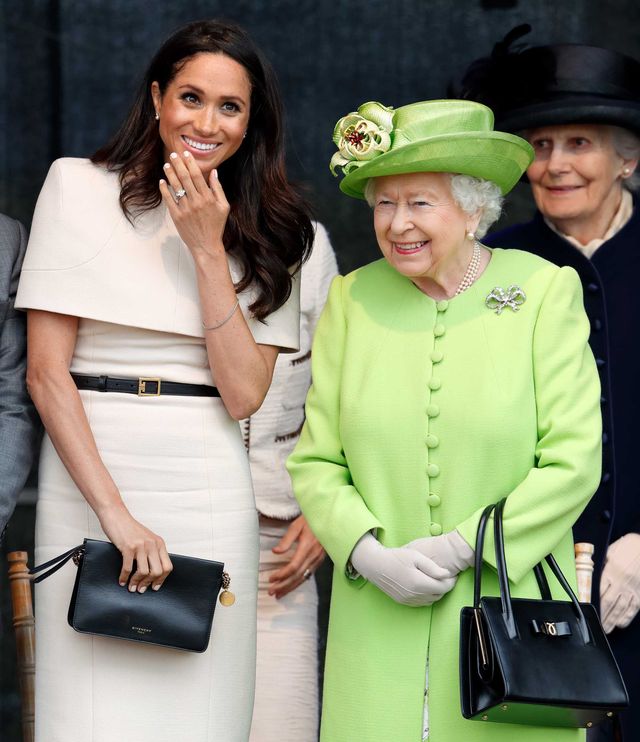 Voormalig Duchess of Sussex Meghan Markle naast Queen Elizabeth tijdens haar eerste officiële event.