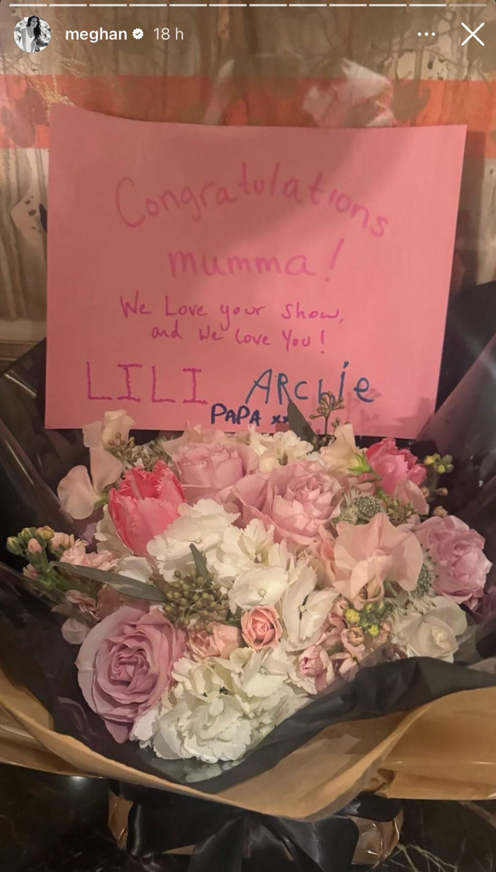 el ramo de flores que harry y sus hijos le han regalado a meghan por su nueva serie