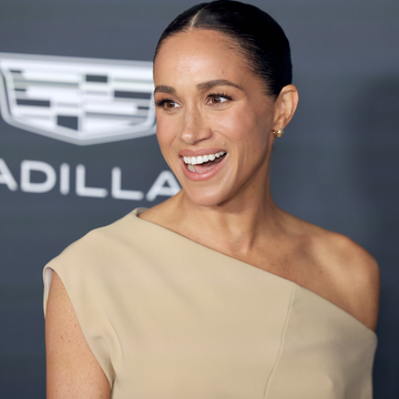 meghan markle smiles at awards ceremony